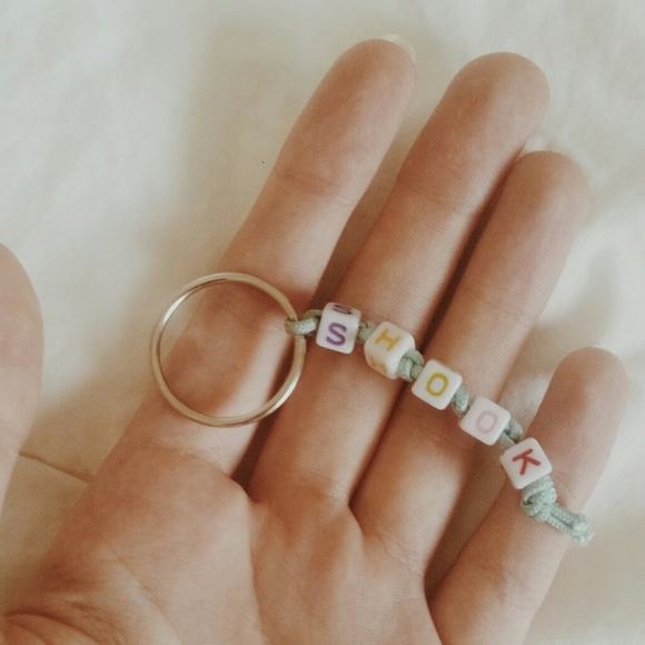 ☆ HANDMADE Shook Letter Keychain ☆ - Picture 2 of 4